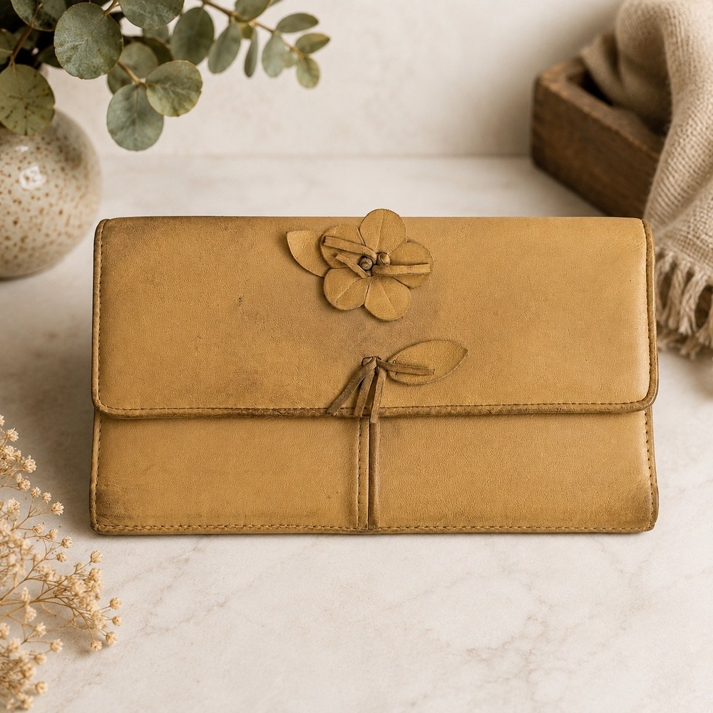 Buxton Vintage Tan Leather Trifold Clutch Wallet Flowerโ Applique Cowhide